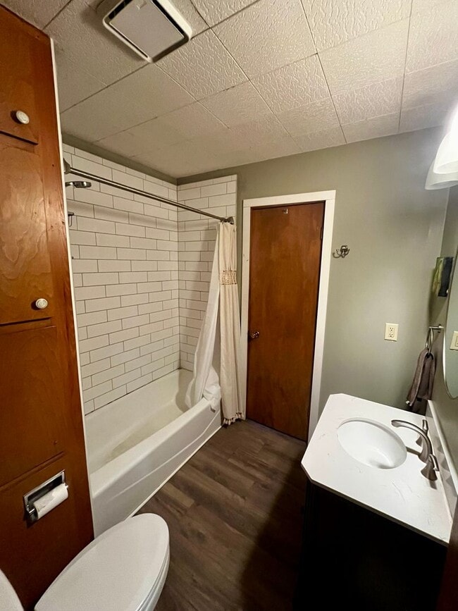 Building Photo - Amazing Downtown Location - 3 BR Home just...