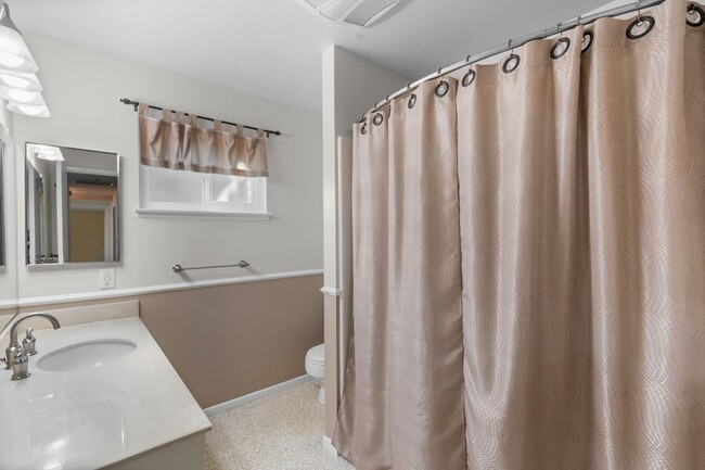 Building Photo - Beautifully Maintained Rental Home with an...