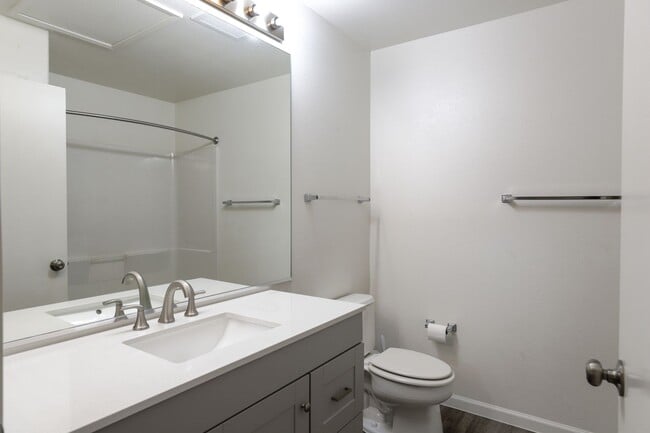 Building Photo - Rarely Available !  Beautiful 3-Bedroom Corner Unit – Pet Friendly & Spacious!