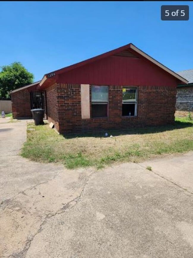 Building Photo - Newly Updated 2 Bed / 1 Bath Duplex