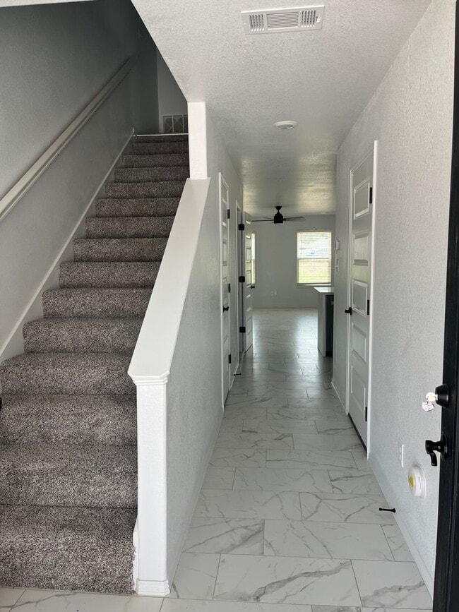 Building Photo - COX-NORTHRIDGE DR-2