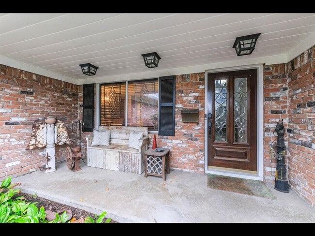 Building Photo - 9910 Pine Lake Dr