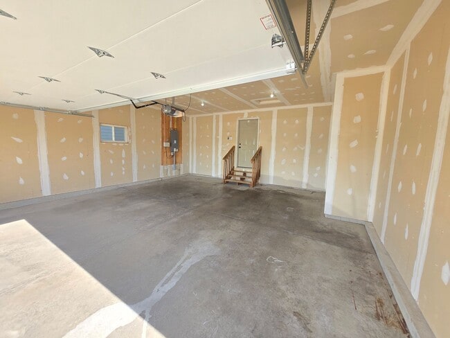 Building Photo - East Sioux Falls 4 Bed, 3 Bath Walkout Twi...