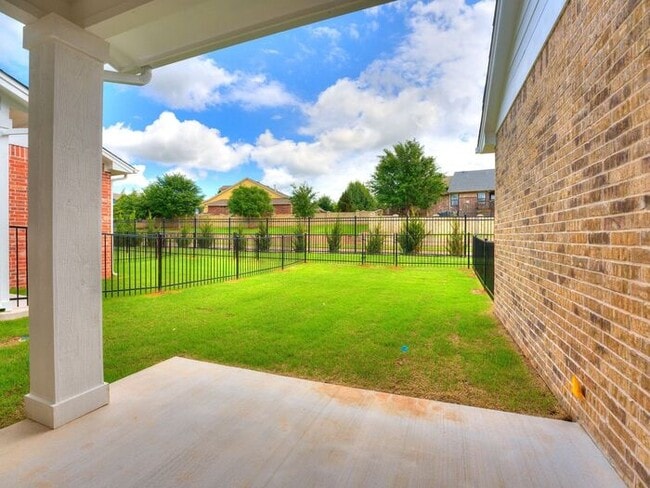Building Photo - Luxury, Zero Maintenance Living in Edmond!