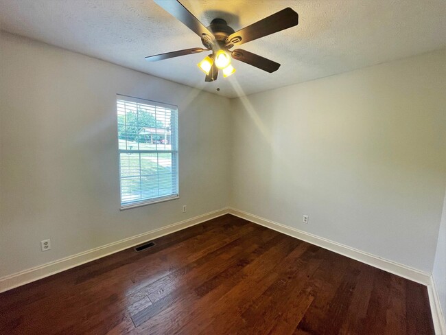 Building Photo - Charming 3 bed, 3 bath with bonus room and...