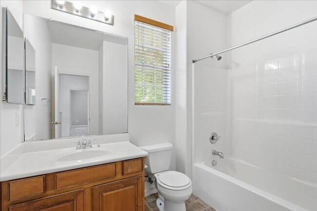 Building Photo - 2803 Crested St