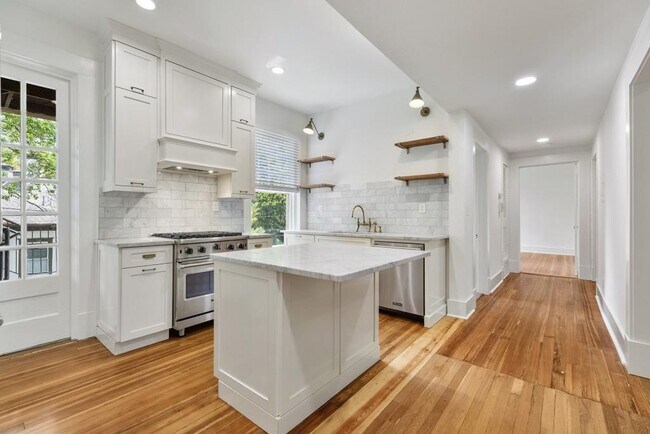 Building Photo - 116 Lafayette Dr NE