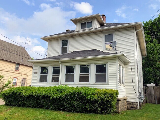 Primary Photo - 703 Spencer St NE