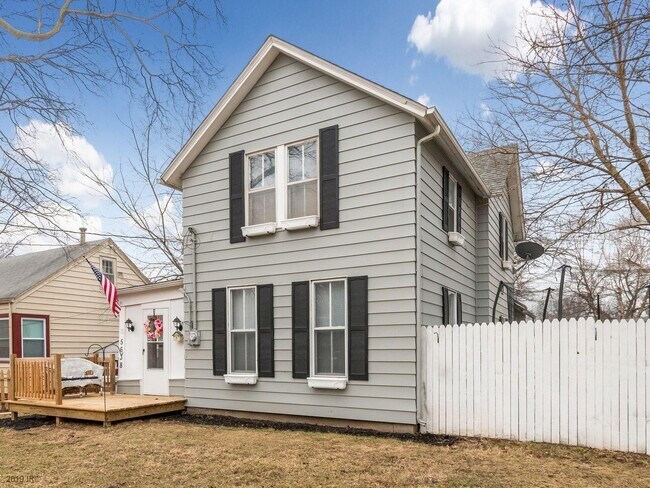 Building Photo - 5638 University Ave