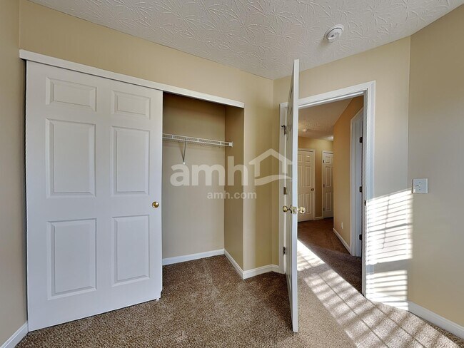 Building Photo - 2422 Hilliard Dr