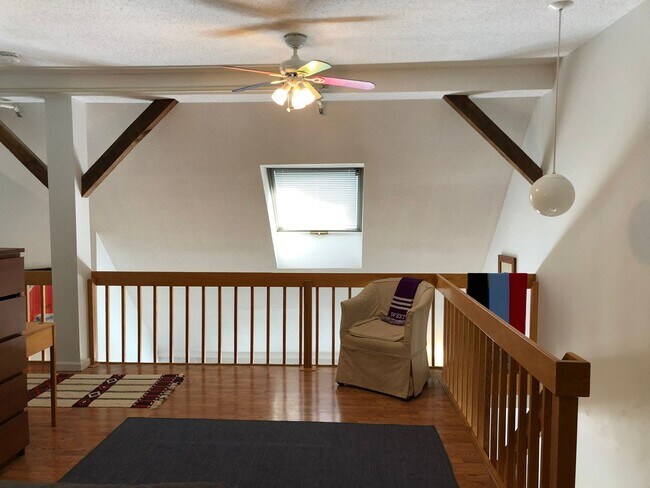 Building Photo - 1 bedroom with office just minutes to Dart...