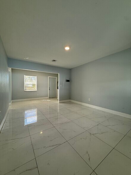 Living/ Dining - 614 N E St