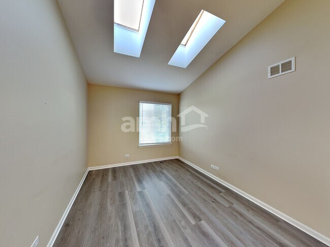 Building Photo - 1440 Summerhill Dr