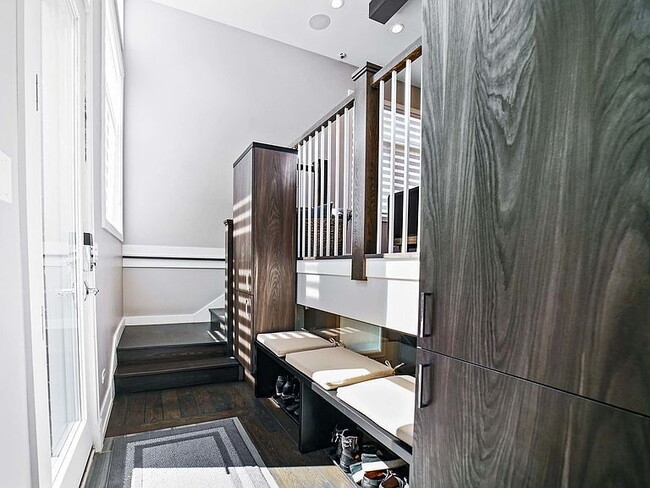 Building Photo - "Spacious 5-Bedroom Gem with 3 Full Baths in the Heart of Chicago – 4,200 Sq Ft of Comfort and St...