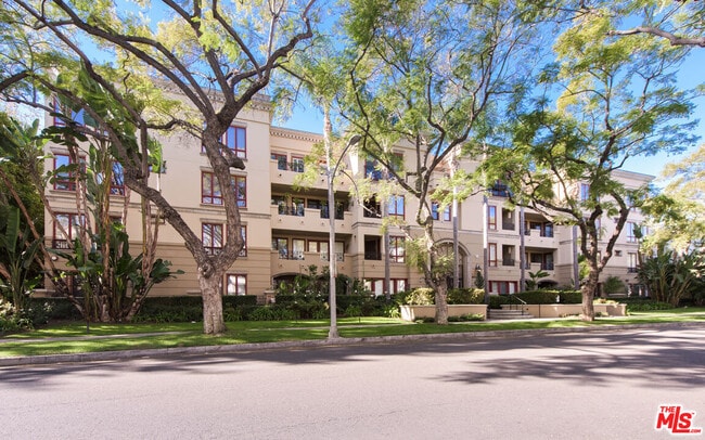 Building Photo - 411 N Oakhurst Dr