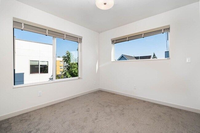 Building Photo - 3bd/1.75ba Seattle Townhome