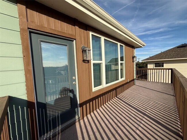 Building Photo - 410 Summit Ridge Dr N