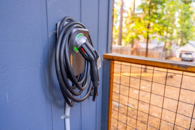 Building Photo - 300 Tomahawk Ave