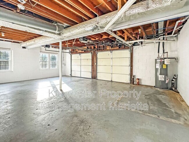 Building Photo - 651 Inglis Dr S E