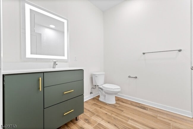 Building Photo - 321 E 3rd St