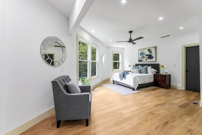 Building Photo - 335 Eureka Dr NE