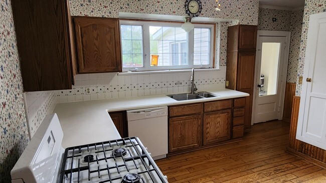 Building Photo - Four Bedroom Single Family home in Derreck...