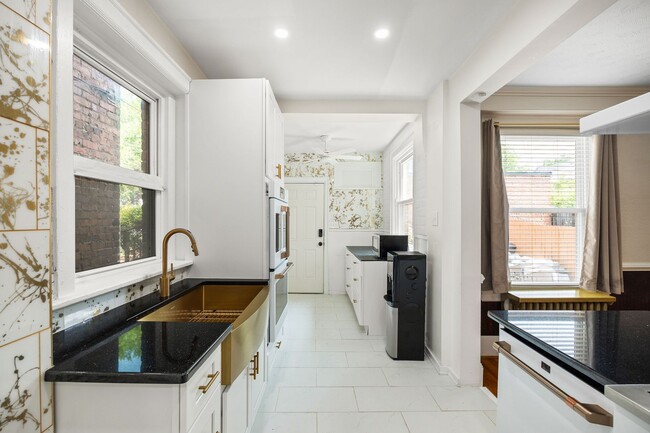 Building Photo - Beautiful Renovated 3 Bedroom 2.5 Bath off...