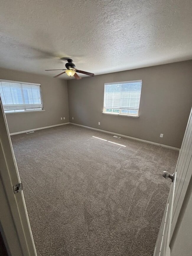 Building Photo - *Reduced price* End Unit Townhouse in Springville