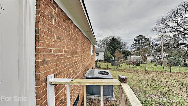 Building Photo - Cute 3-bedroom, 1 -bathroom Home - Recentl...