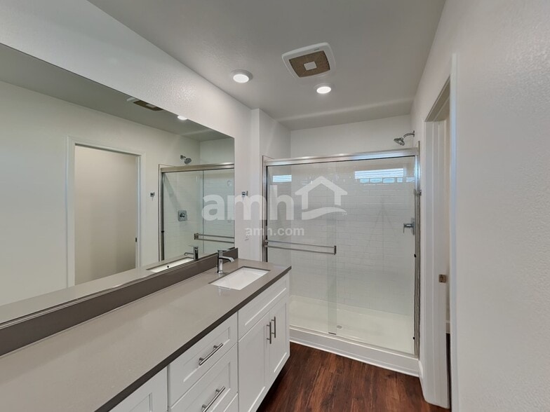 Building Photo - 556 Topiary Pk Ave