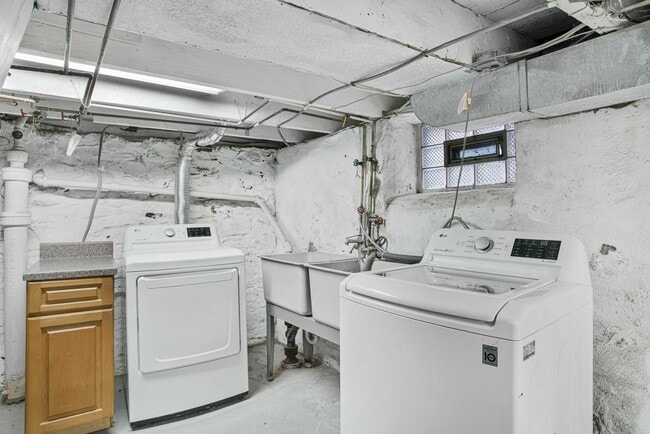 Building Photo - Fully Furnished 2 Bedroom Townhome in Central Lawrenceville