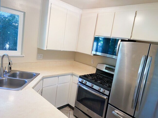 Building Photo - Welcome to this charming 3 bedroom, 2 bath...