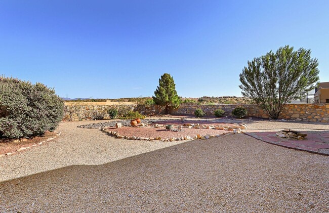 Building Photo - Beautiful Home in Sonoma Ranch with Amazin...