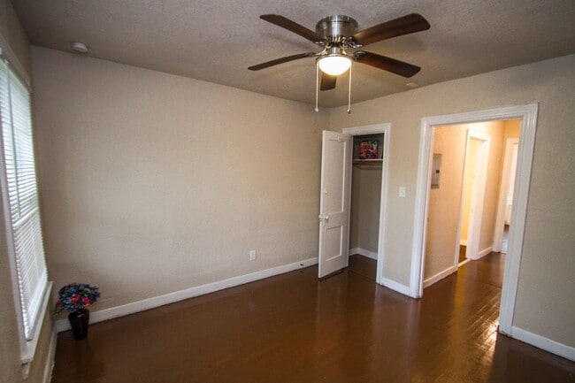 Building Photo - 932 Poinsettia St