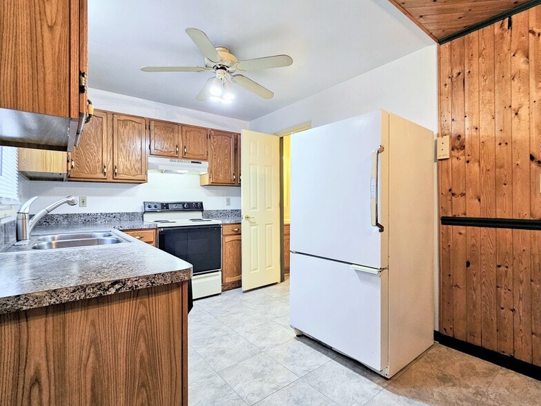 Building Photo - 160 Northwood Ct