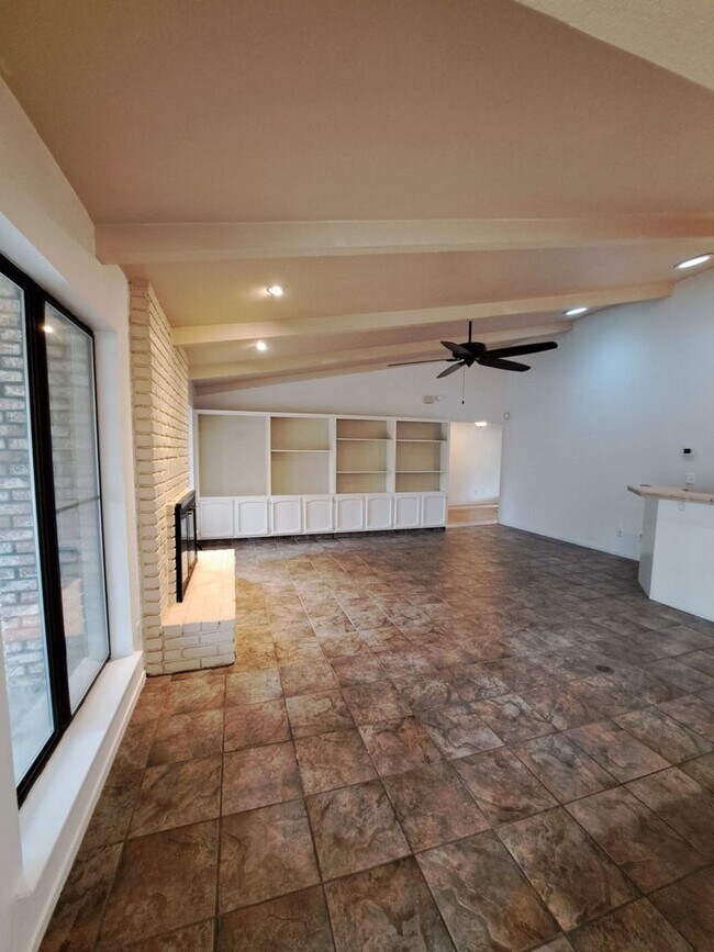 Building Photo - MOVE IN SPECIAL: Half OFF the 1st Month's ...