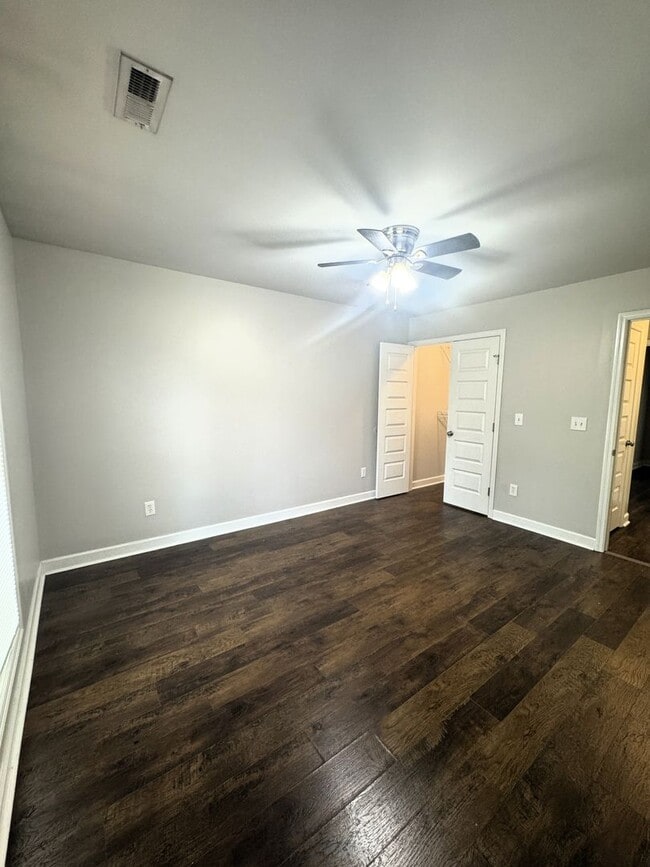 Building Photo - 127 Hedge Ln