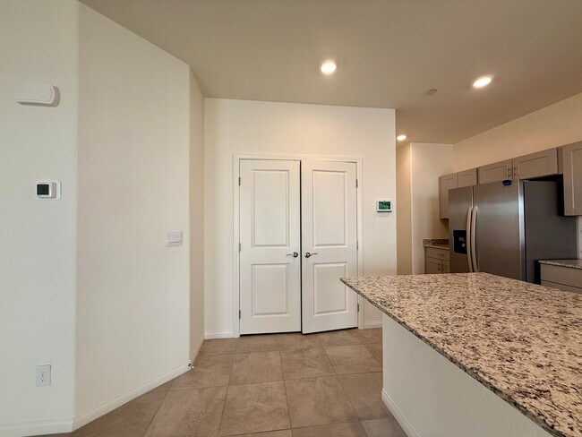 Building Photo - NEVER LIVED IN 4 BED 2.5 BATH 2 CAR GARAGE SINGLE FAMILY HOME FOR RENT!