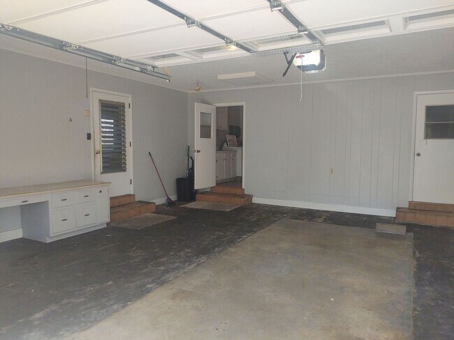 Building Photo - Large 2 bedroom 2 bathroom house with 1 ca...