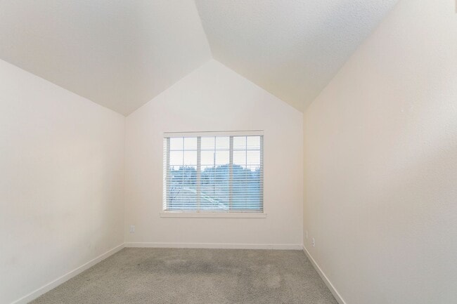 Building Photo - 2BD 2.5BA + Bonus Room Townhouse w/Garage + AC + Washer/Dryer Included