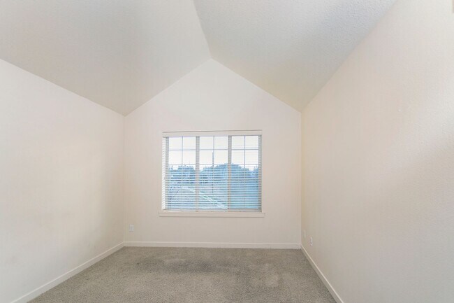 Building Photo - 2BD 2.5BA + Bonus Room/Den/Office Townhouse w/Garage + AC + Washer/Dryer Included