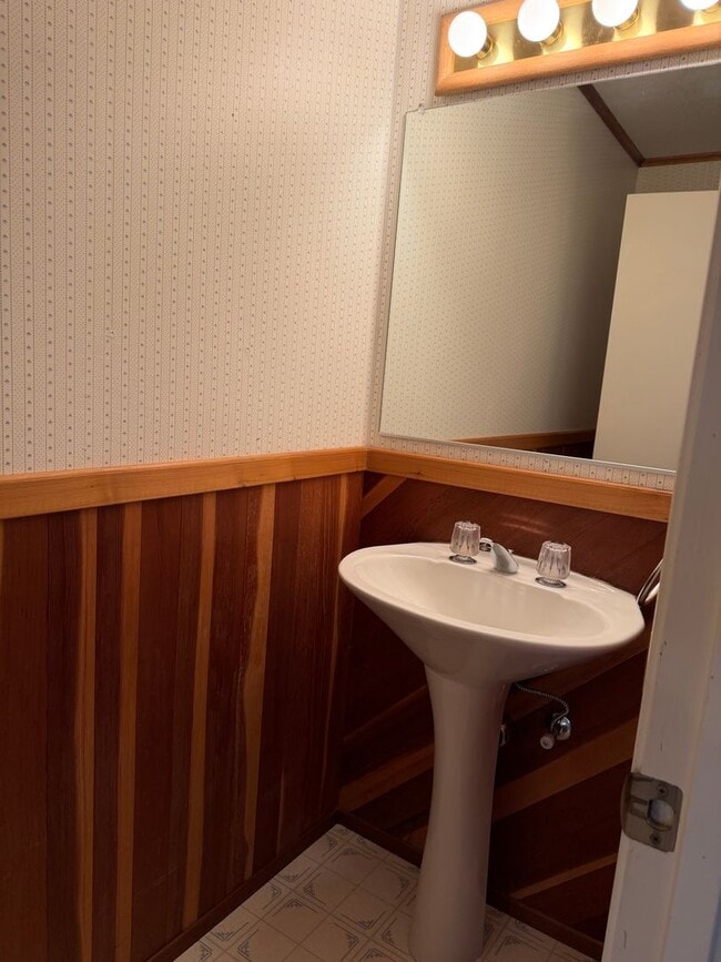 Building Photo - Jackson Townhome