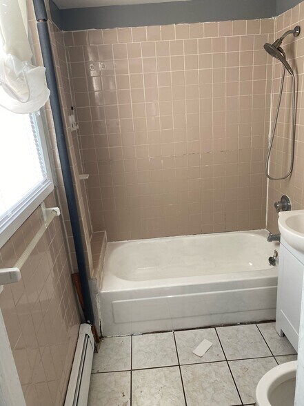 Building Photo - 421 Halsted St