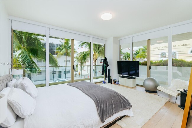 Building Photo - 300 Collins Ave