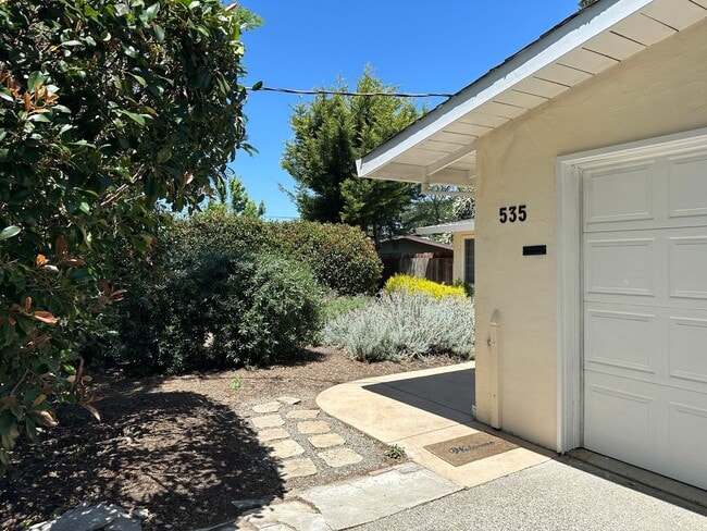 Building Photo - Pretty 3x2 Novato home