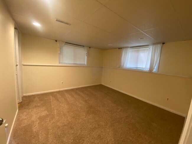 Building Photo - Secluded 4 bedrooms 3 baths with 2 car garage and fenced in yard in the town of Rutland for rent!