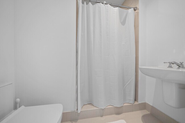 Building Photo - 15701 Collins Ave