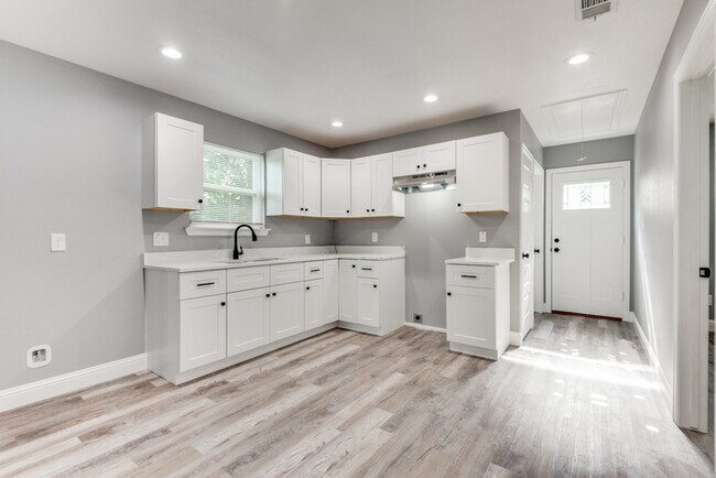 Building Photo - 9214 Metz Ave