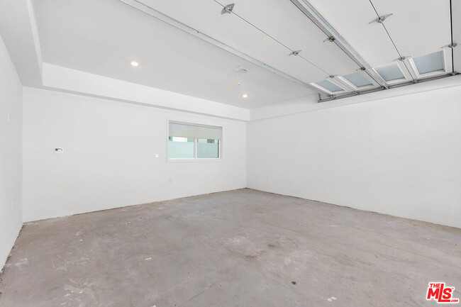 Building Photo - 849 N Alta Vista Blvd