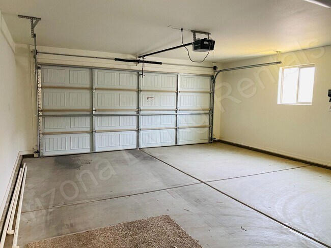 Building Photo - BEAUTIFUL 3 BEDROOM 2 CAR GARAGE HOME